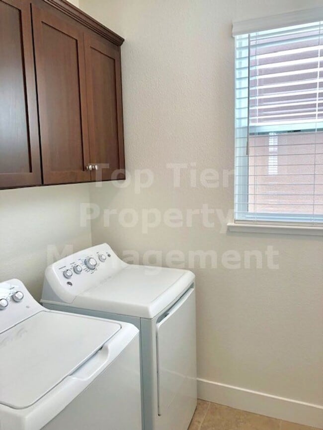 Building Photo - Beautiful tri-level 3 Bd/2.5 Ba, 2000 sf single-family house in Pleasant Hill available for lease...