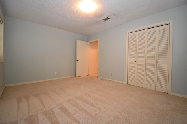 Building Photo - Spacious 3 Bed 2 Bath