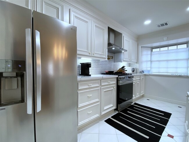 Building Photo - 2506 Van Buren St