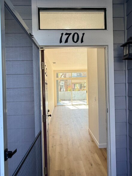 Building Photo - 1701 Parkview Green Cir