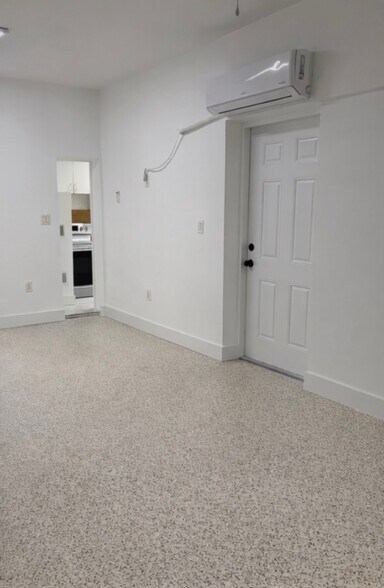 Building Photo - 900 NW 32nd Ave