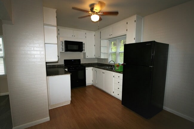 Building Photo - 2 BR home in West Davenport