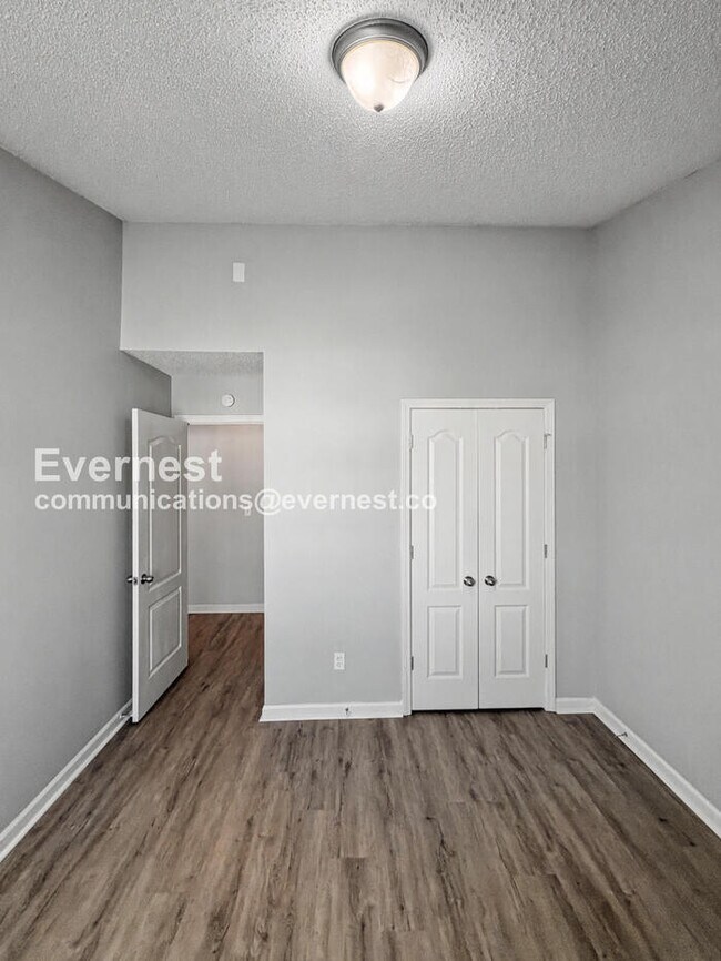 Building Photo - 3 Bed, 2.5 Bath Home with Off-Street Parking / Pet-Friendly / Available Now!