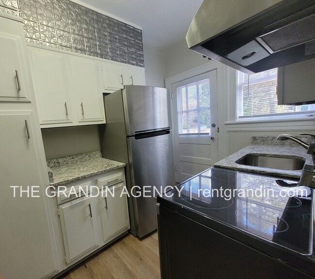 Building Photo - 2504 Longview Ave SW