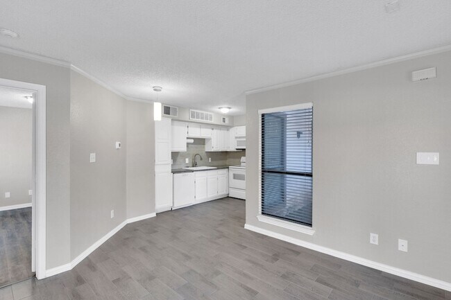 Building Photo - 2309 Balsam Dr