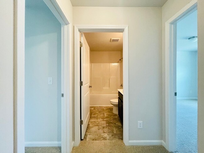 Building Photo - Gorgeous 4bed/3bath home w/ Fenced Yard in...