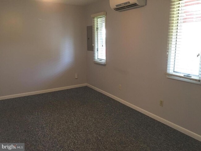 Building Photo - 17 Cambridge Ln