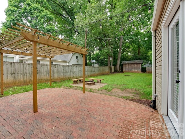 Building Photo - 2329 Kingsbury Dr