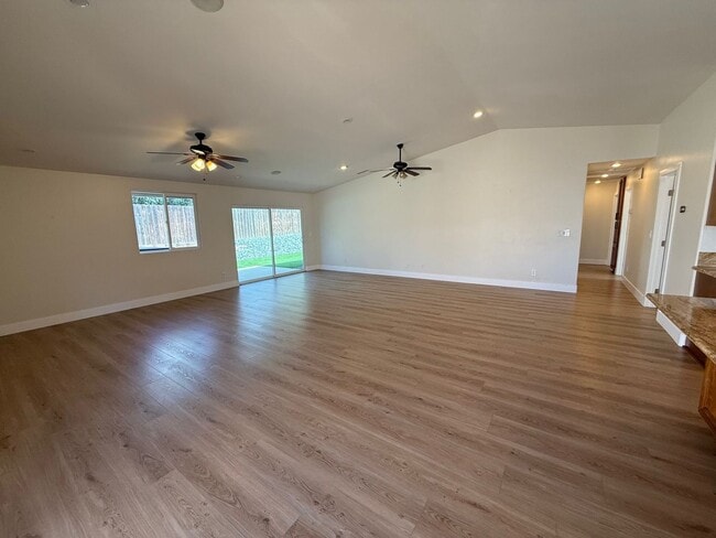 Building Photo - Beautiful 3 Bedroom 2 bath home in well de...