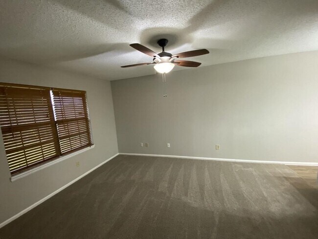 Building Photo - 1105 Montclair Dr