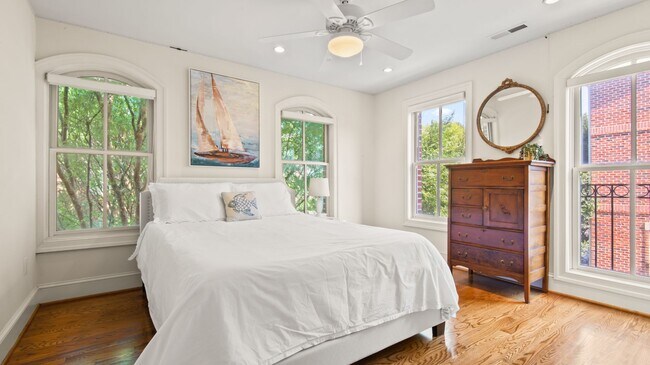 Building Photo - Waterfront living in the heart of Canton!