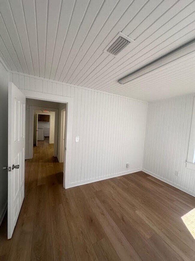 Building Photo - Commercial Building for rent !