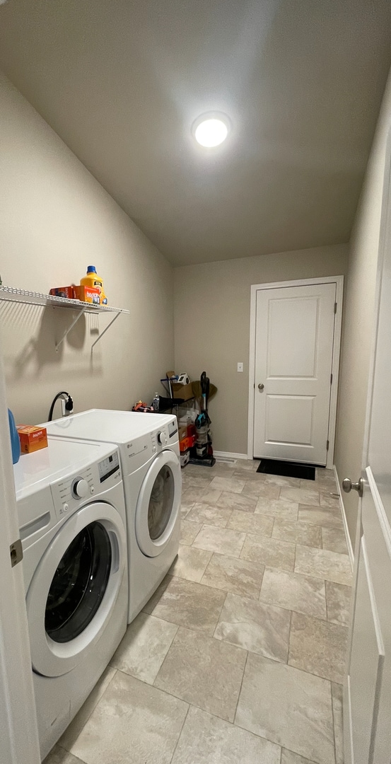 Building Photo - Spacious 3 bedroom/2 bathroom/2 car garage...