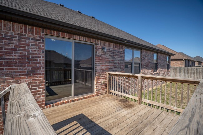 Building Photo - Spacious 3 Bedroom, 2 Bathroom home!