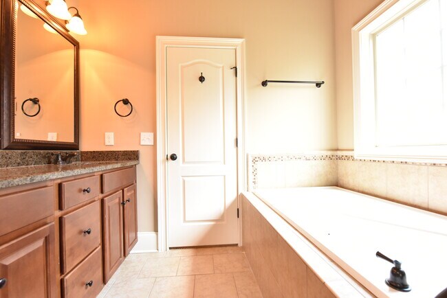 Building Photo - 1453 Cloverbrook Cir