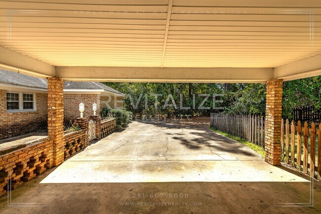 Building Photo - Beautifully Preserved 4 Bd / 3 Ba Vintage ...