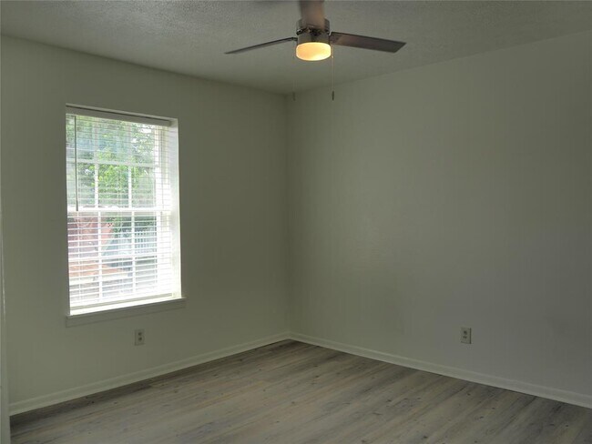 Building Photo - 4910 Saxon Dr