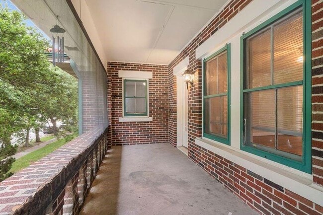 Building Photo - 502 11th St N
