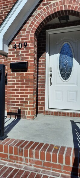 Primary Photo - 409 E Park St