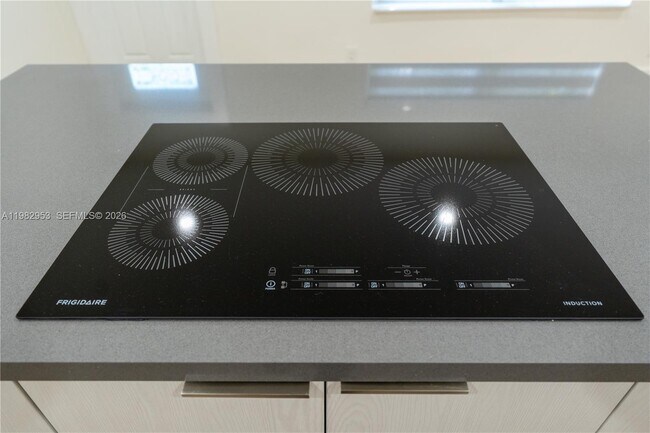 Building Photo - 1615 NE 9th St