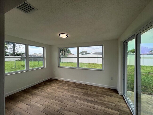 Building Photo - 7315 Brentwood Dr