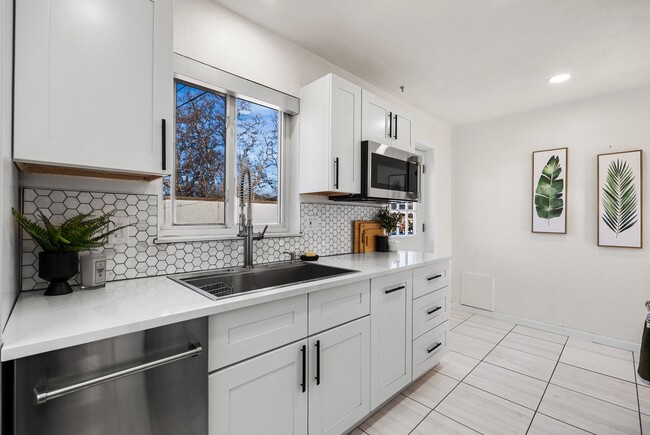 Building Photo - Available NOW! 3 Bedroom 2 Bath Beautiful Home in Sunny Side!
