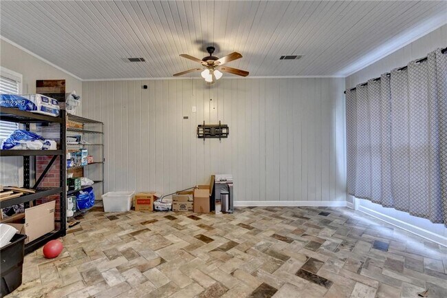 Building Photo - 8 Highland Ln