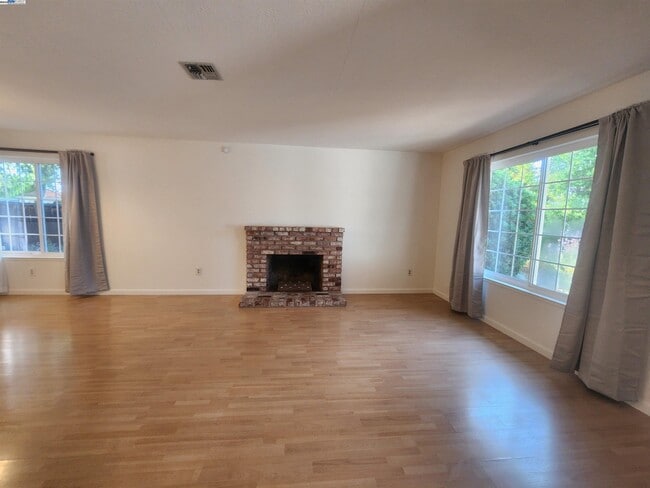 Building Photo - 1733 Carnation Cir