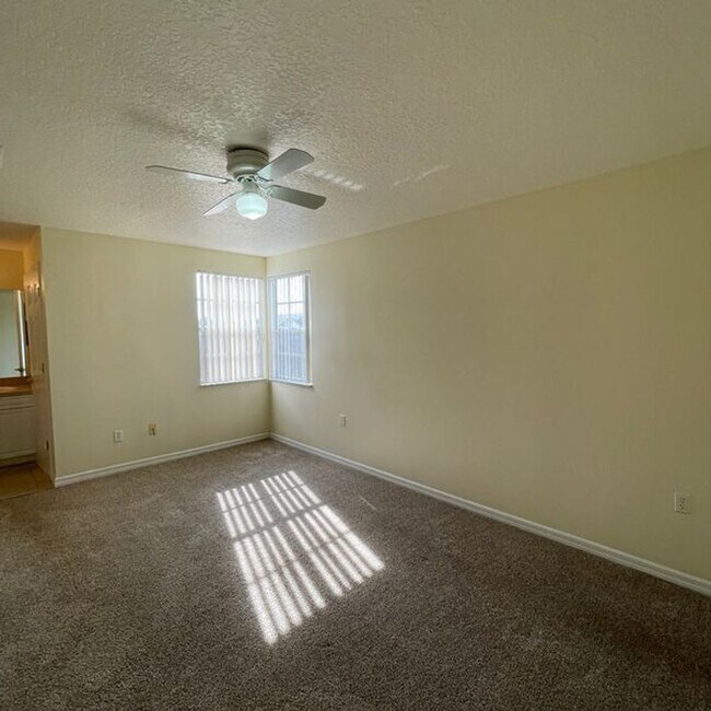 Building Photo - 2715 Fan Palm Dr
