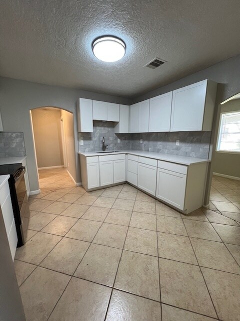 Building Photo - 1205 W Wrenway Ave