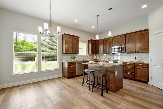Building Photo - 2109 Meadow View Dr
