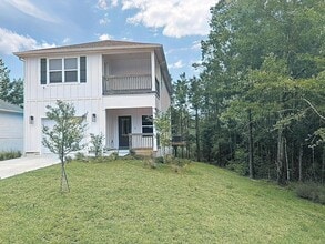 Building Photo - Three Bedroom Two and a half Bath In Hammock Oaks