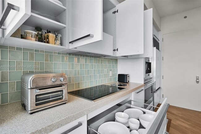 Building Photo - 15901 Collins Ave