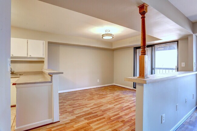 Building Photo - 2BD/1.1BA:  Cozy Columbia Condo