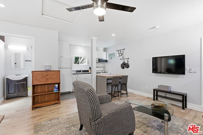 Building Photo - 4276 Kenyon Ave