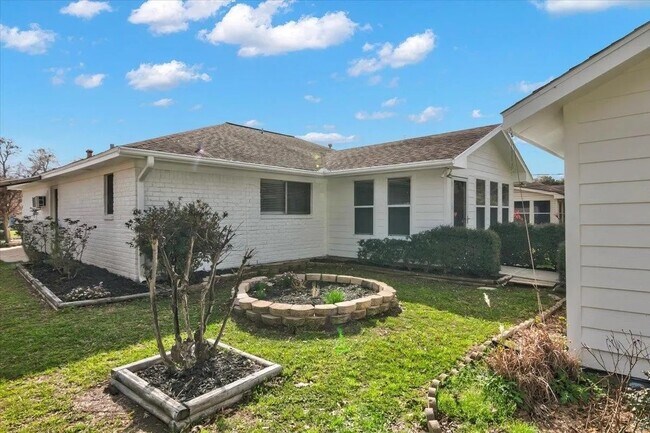 Building Photo - 108 Sparrow Way