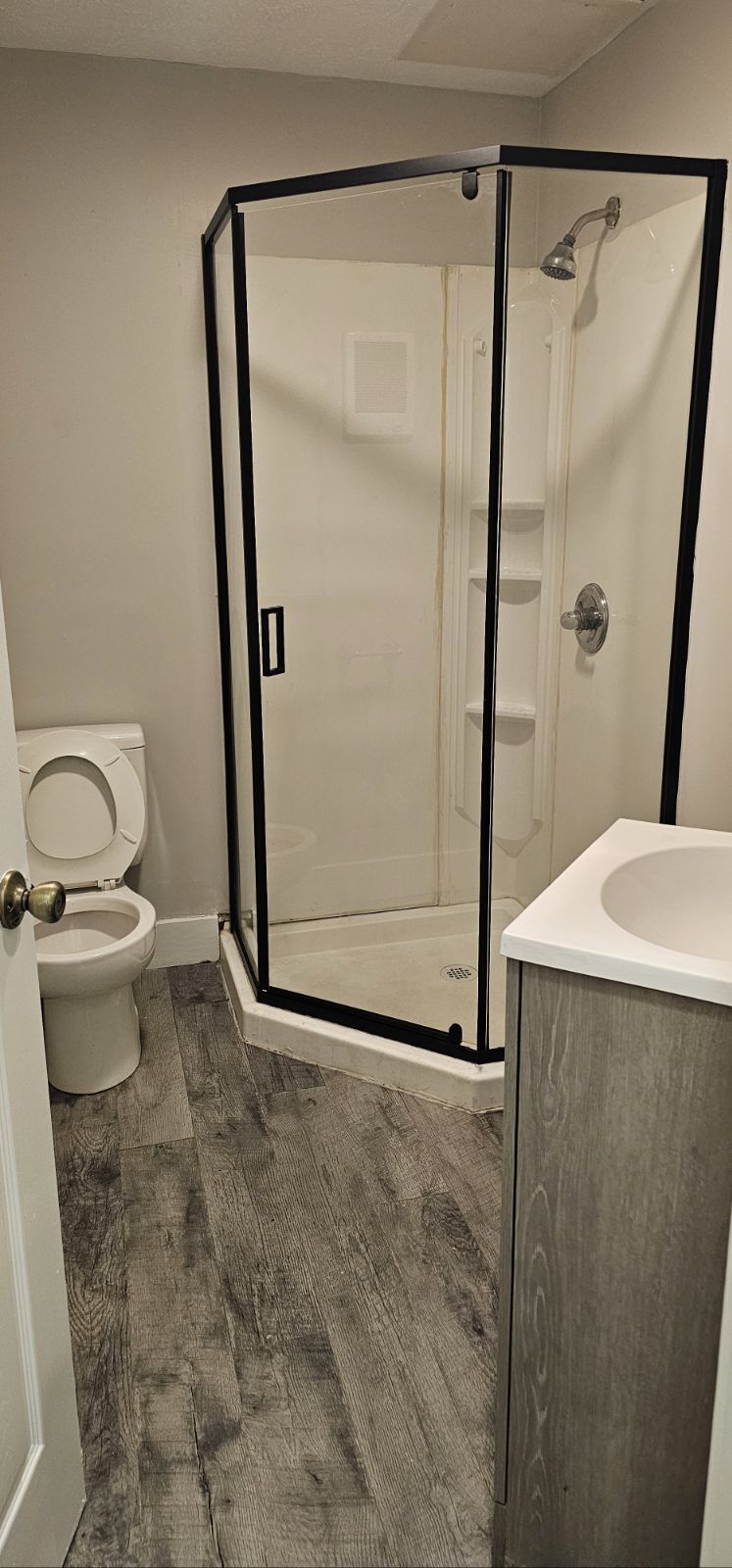 Building Photo - 405 Lincoln Way W