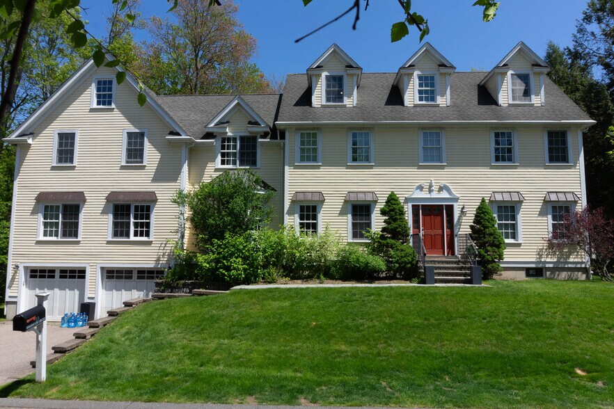 Front of the House - 15 Edgemoor Cir