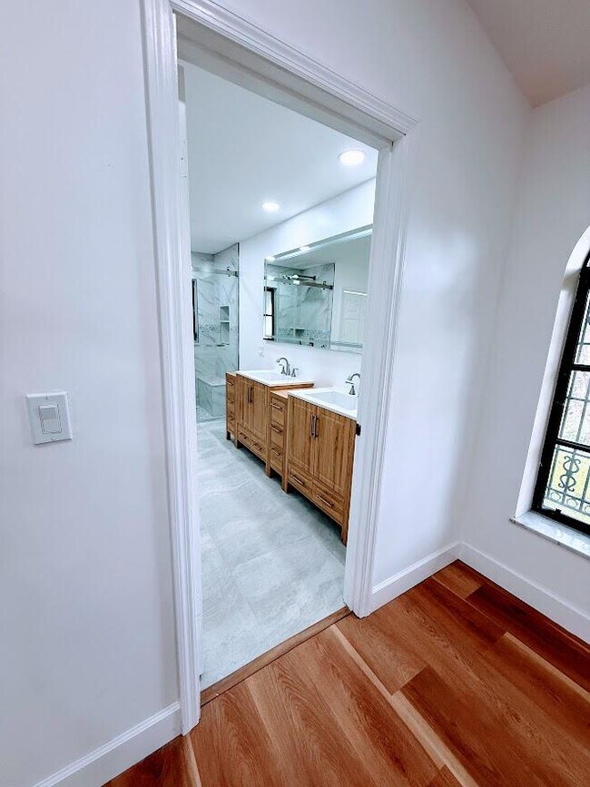 Building Photo - 465 SE Naranja Ave