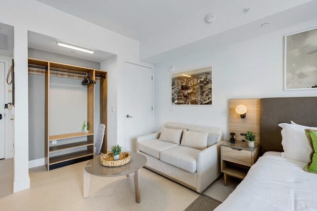 Building Photo - 601 NE 1st Ave