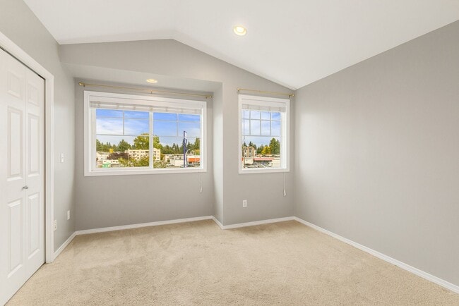 Building Photo - Lake City Townhouse 2 Bedroom 1.5 bath