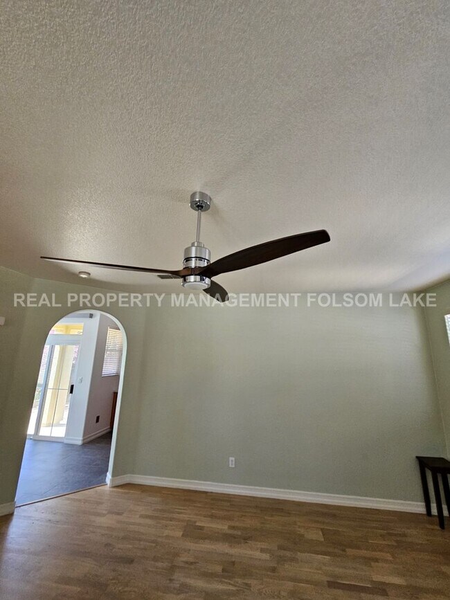 Building Photo - 3 bedrooms 2.5 bathroom split level home