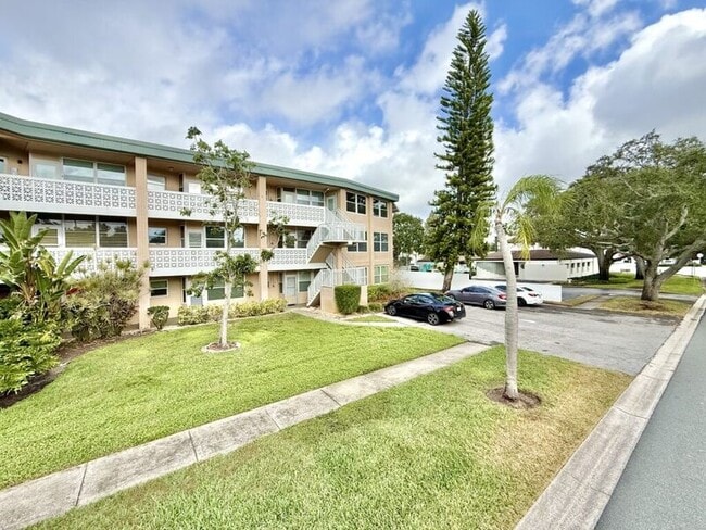 Building Photo - 445 32nd Ave N