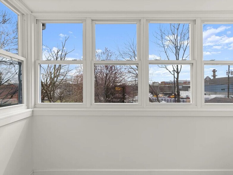 Building Photo - 99 Russell St