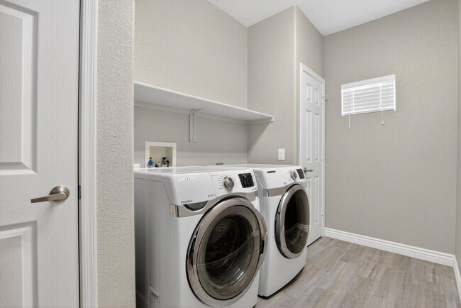 Building Photo - 7401 W Arrowhead Clubhouse Dr