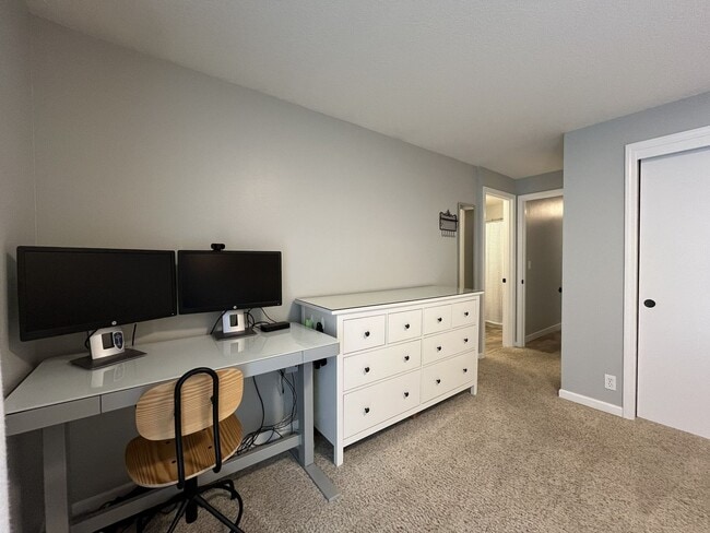 Building Photo - Charming Home Near Nike Campus with Vaulted Ceilings & Updated Kitchen