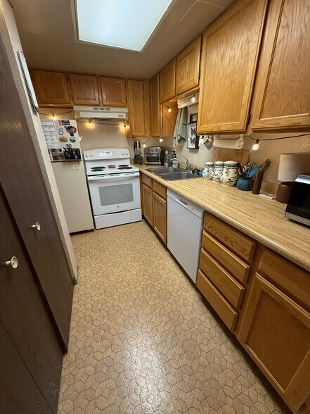 Kitchen with Dishwasher - 1900 Florida Rd