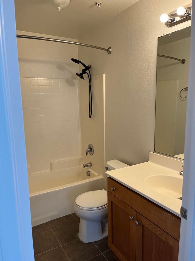 Building Photo - Lovely Townhome In The Spectrum Community For Lease