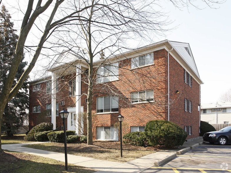 Primary Photo - Elmwood Manor Apartments