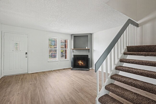 Building Photo - Updated 2 Bedroom, 2 Bathroom Townhome – Move-In Ready!